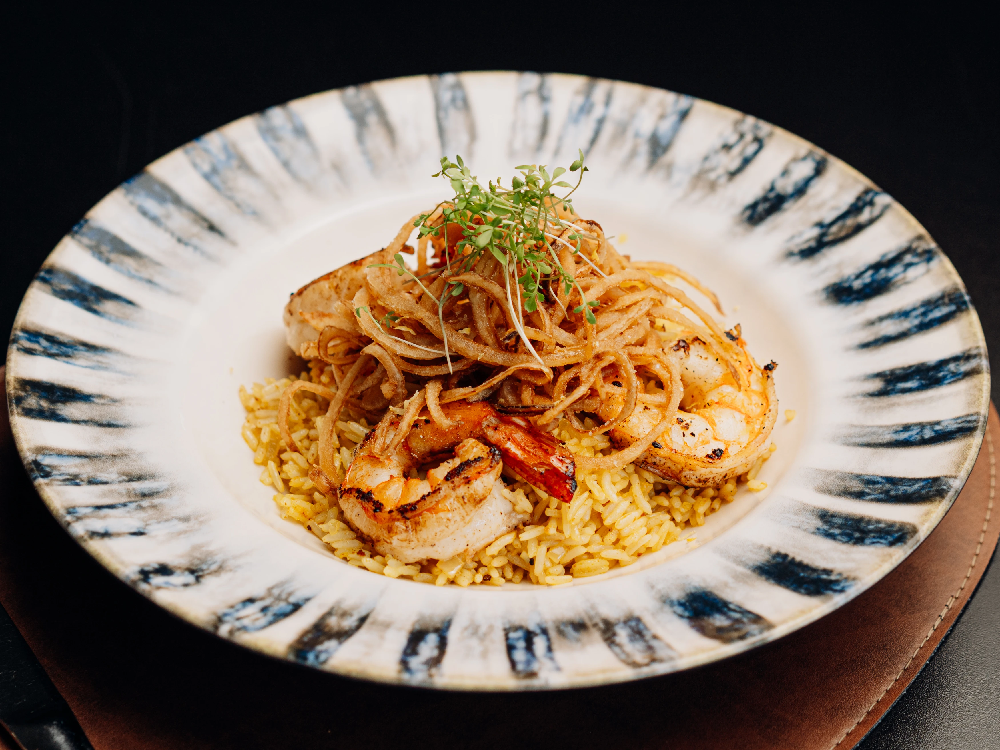 Arroz cítrico com camarões rosa extra G e crispy de cebola