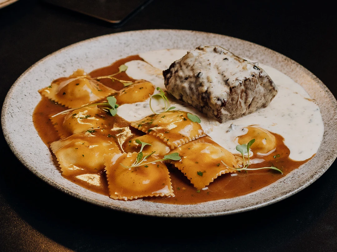 Filé ao creme de tartufo com ravioli de brie ao roti