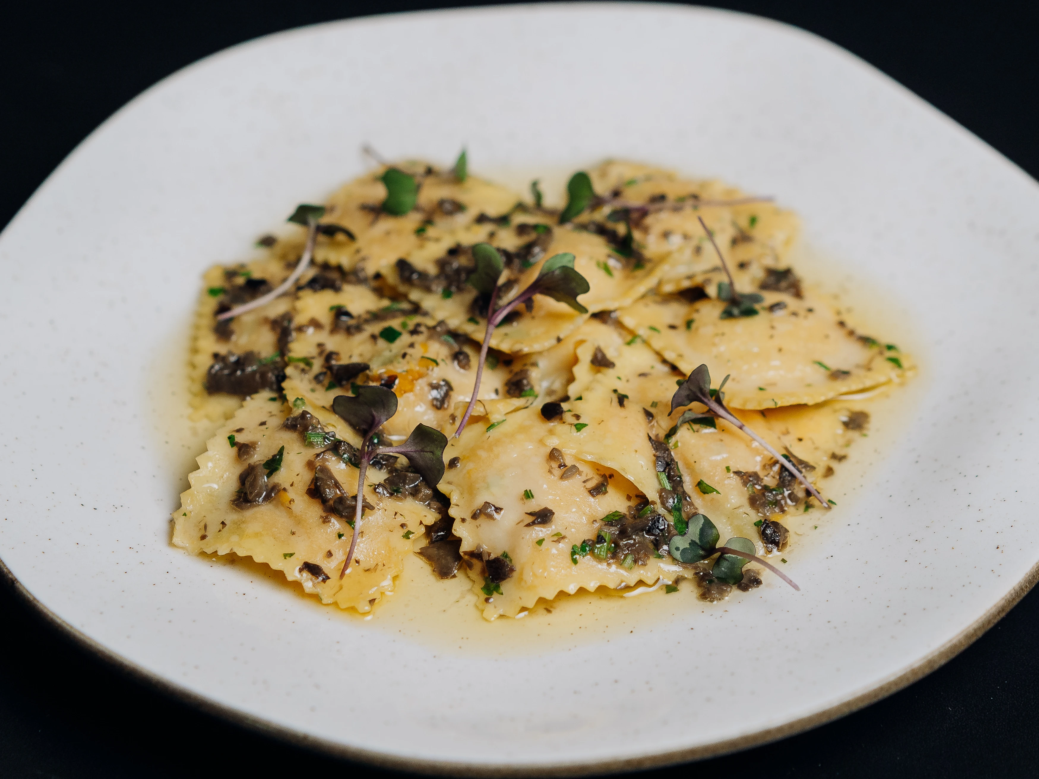 Ravioli de cabotiá na manteiga trufada