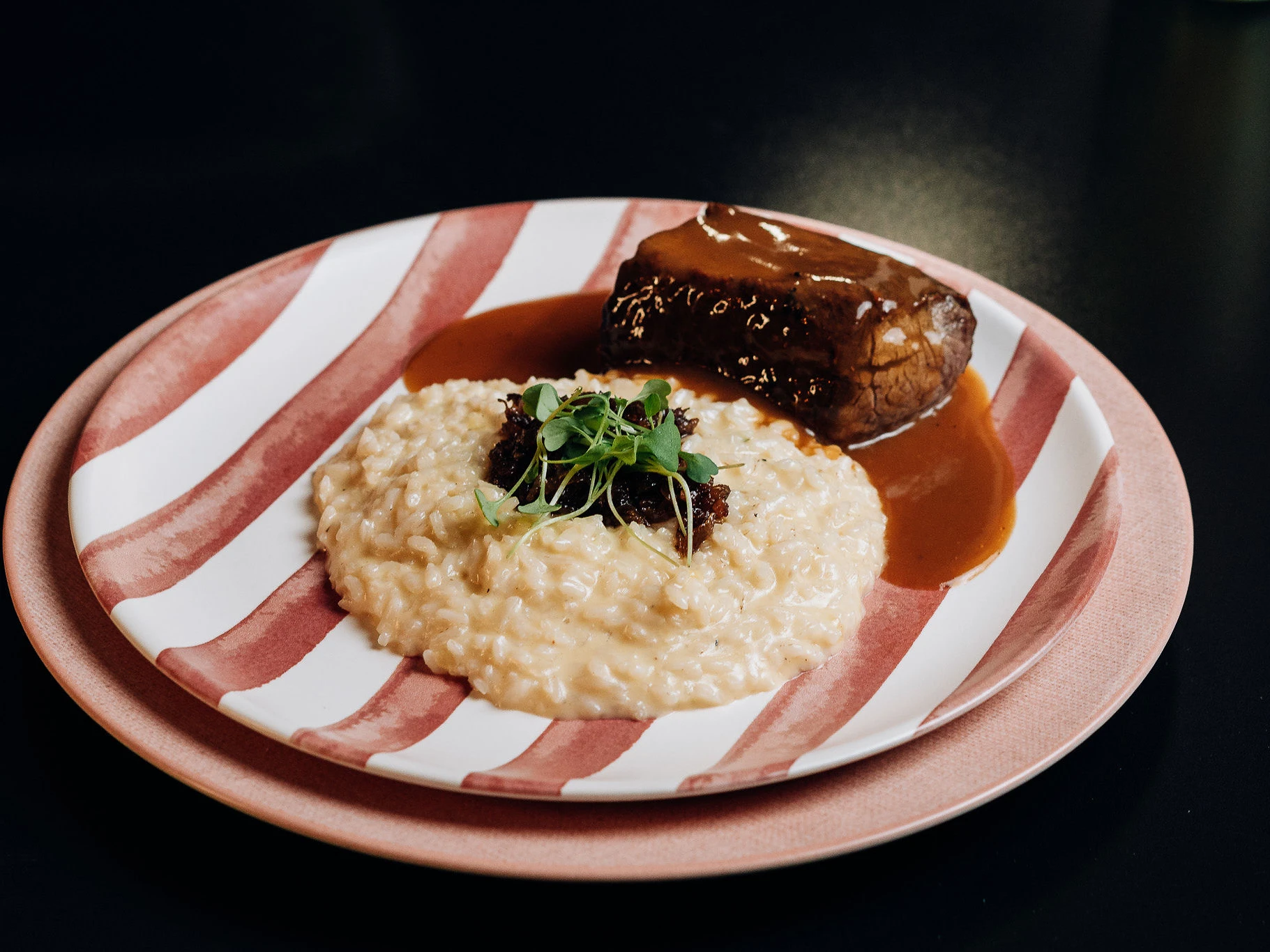 Risoto Cremoso de Parmesão com Medalhão ao Molho Rústico